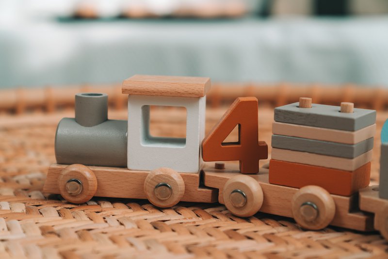 KIAN Family: Wooden locomotive with building blocks