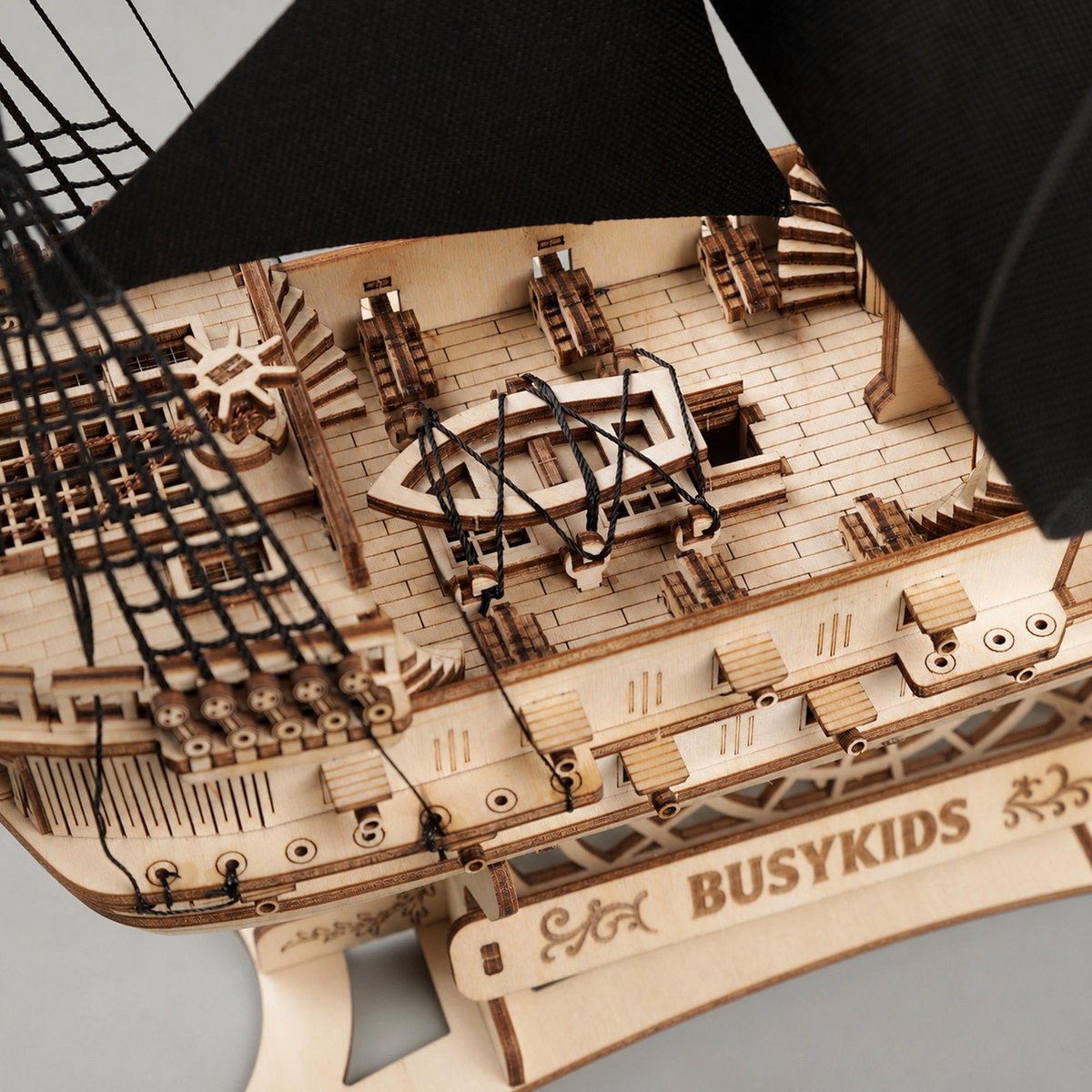 Galeone aus Holz mit LED-Beleuchtung – 3D-Holzpuzzle 583 Teile, Schiffsmodell mit Segeln und Takelage, Modellbausatz ab 12