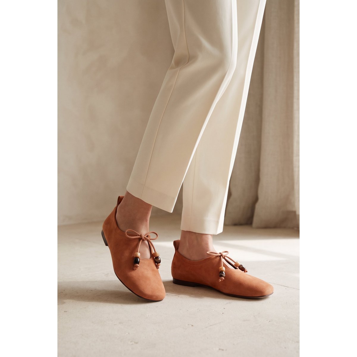 KATY BEADS CAMEL – Suède veterschoenen met harsdetail