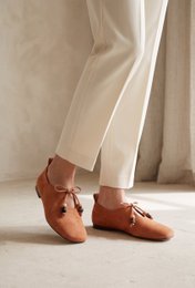 KATY BEADS CAMEL – Suède veterschoenen met harsdetail