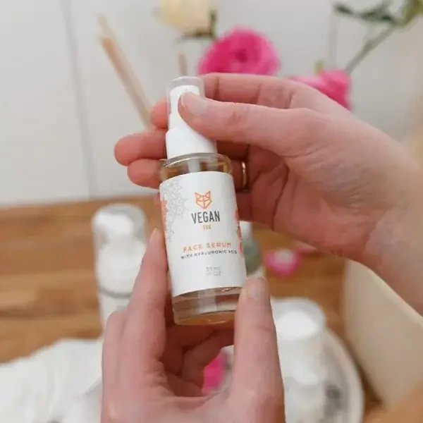 Suero facial con ácido hialurónico, vitamina C y péptidos