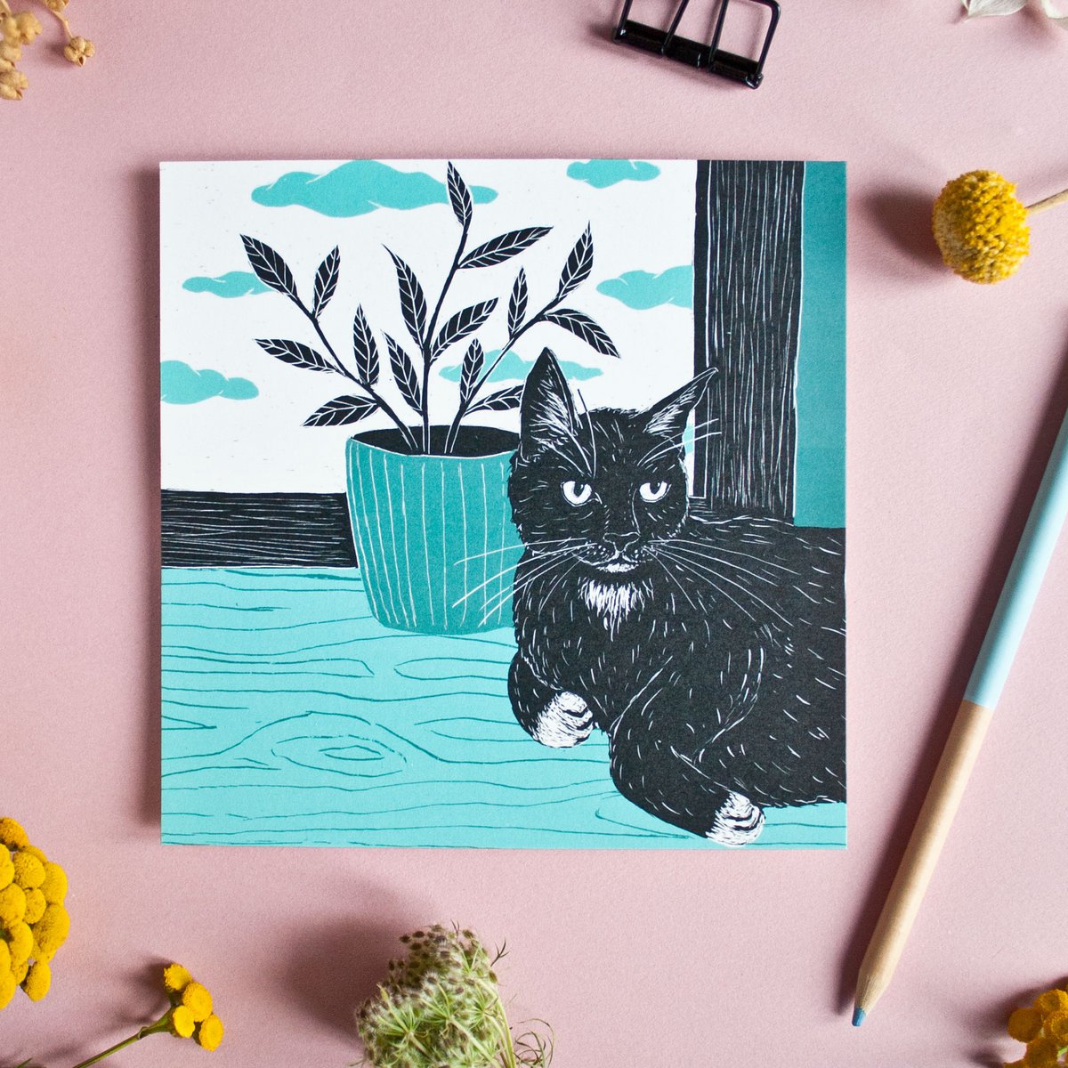 Quadratische Postkarte Katze (Fenster blau)