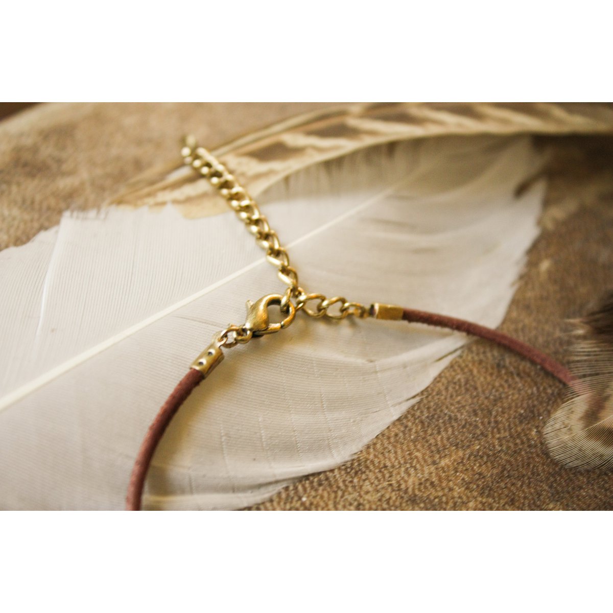 Bracelet de cheville en cuir macramé avec détails et breloques en laiton » Fait à la main