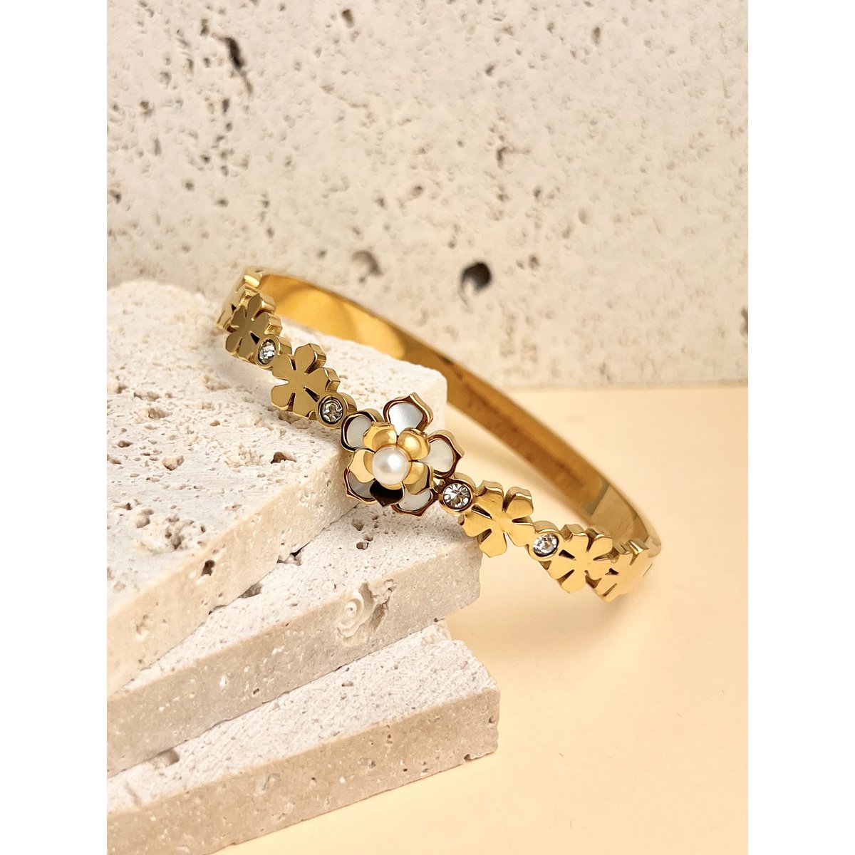 Pearly flower jank bracelet