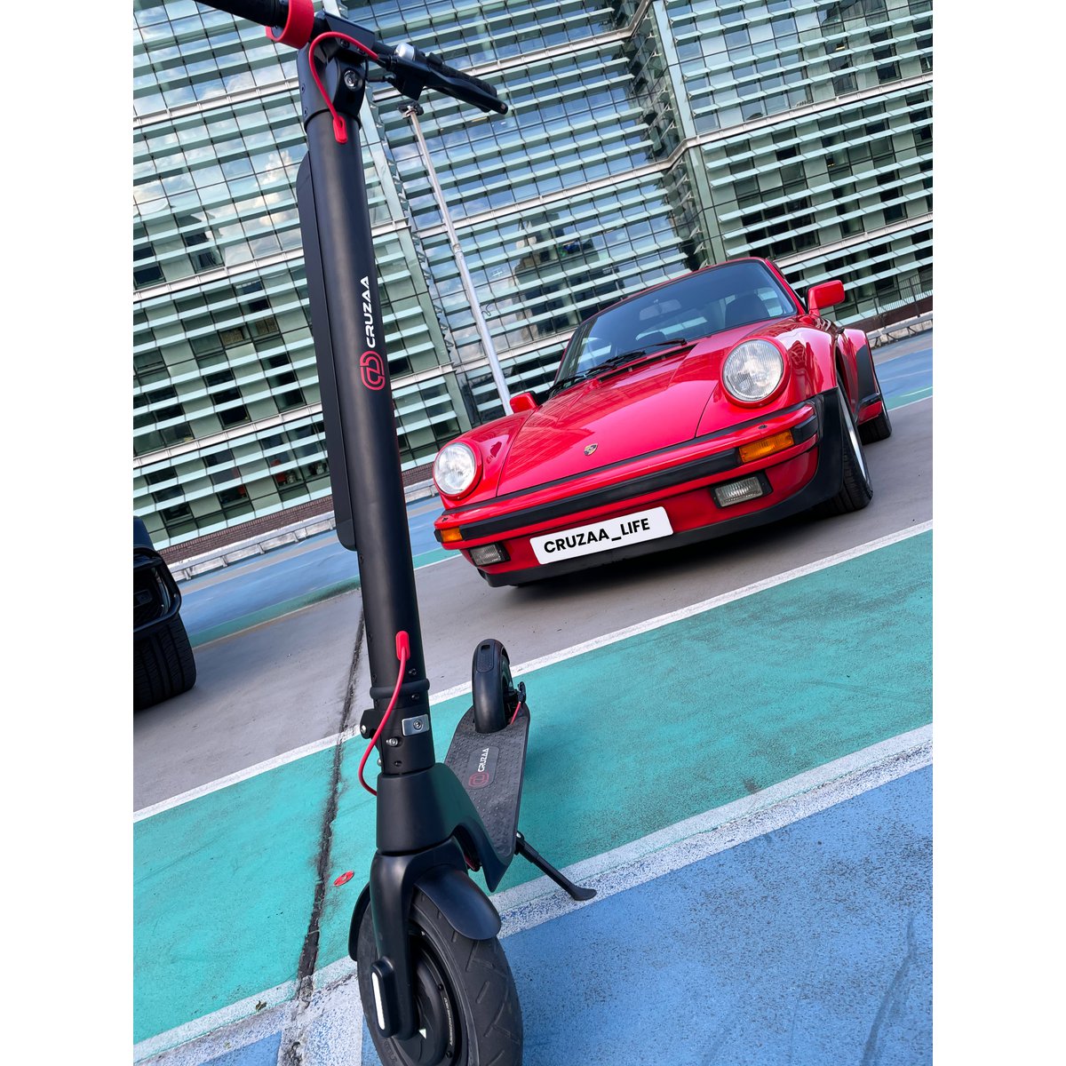 Le scooter électrique Cruzaa Commuta officiel