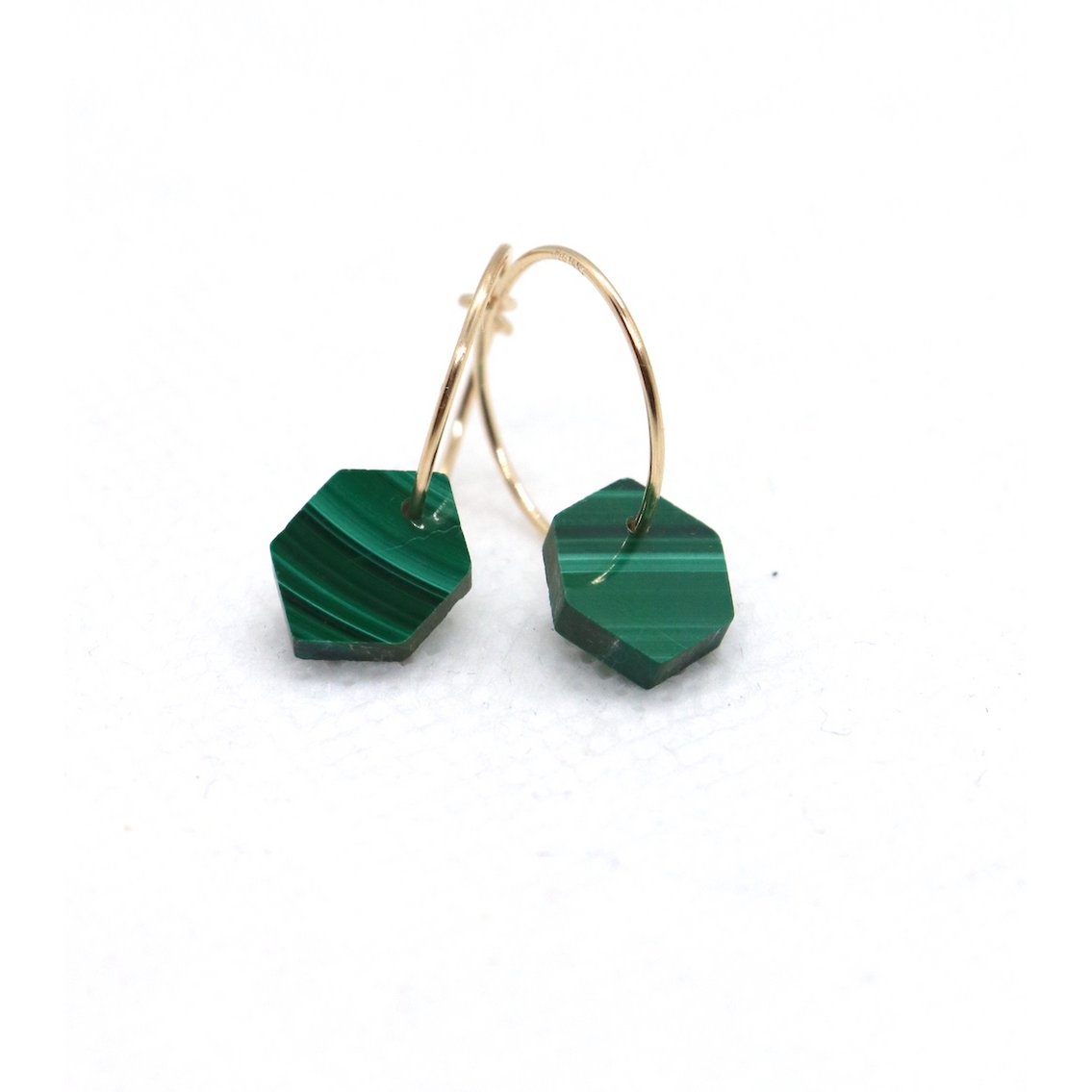 Mini orecchini a cerchio dorati fatti a mano marquise di malachite