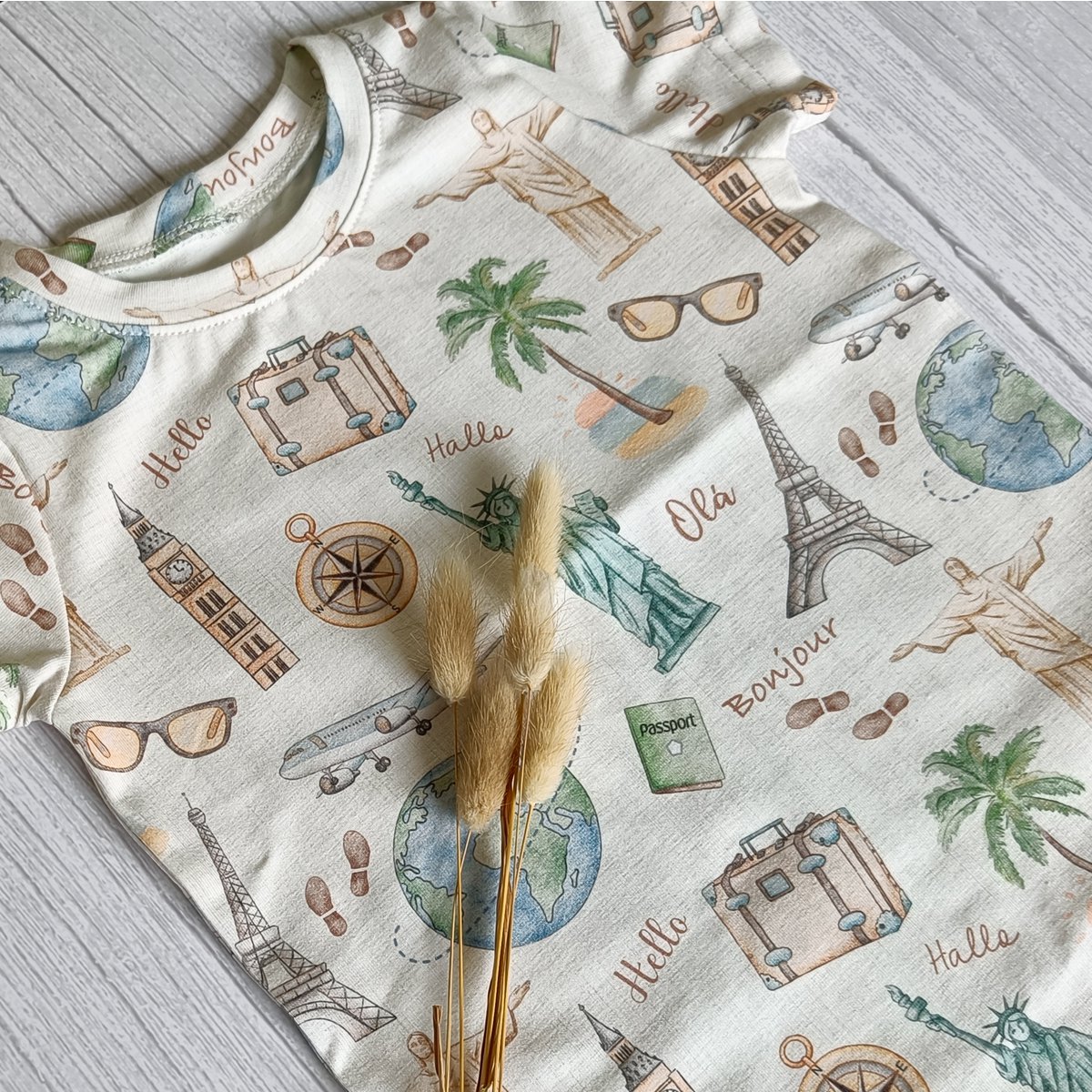 T-shirt à ourlet incurvé Voyagez à travers le monde - Design exclusif