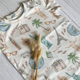 T-shirt à ourlet incurvé Voyagez à travers le monde - Design exclusif