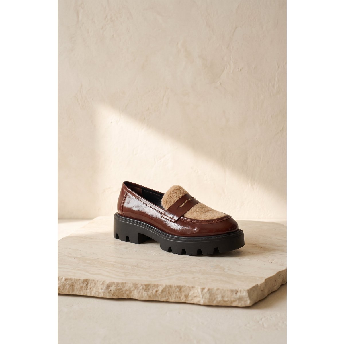 LISSY CASTAGNA BRUIN – Leren loafers met imitatiebontdetail