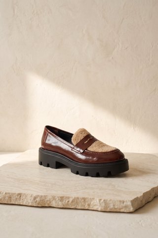 LISSY CASTAGNA BRUIN – Leren loafers met imitatiebontdetail