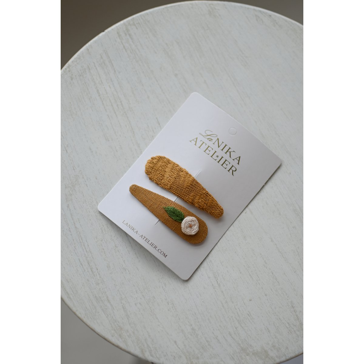 Haarclips mosterdrozenblad en mosterdgebreid