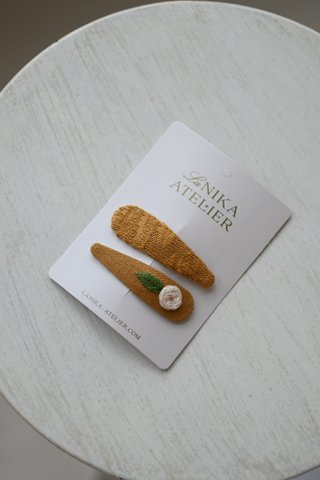Haarclips mosterdrozenblad en mosterdgebreid