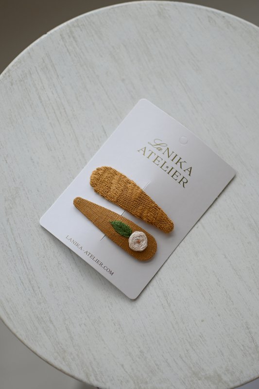 Haarclips mosterdrozenblad en mosterdgebreid