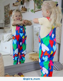 Bio-Baumwoll Kinder Latzhose mit Herz-Druck