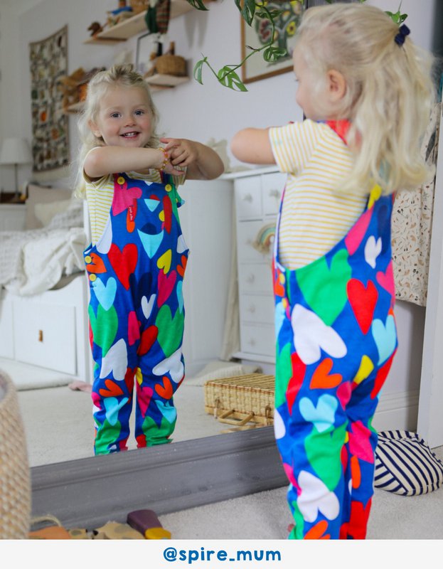Bio-Baumwoll Kinder Latzhose mit Herz-Druck