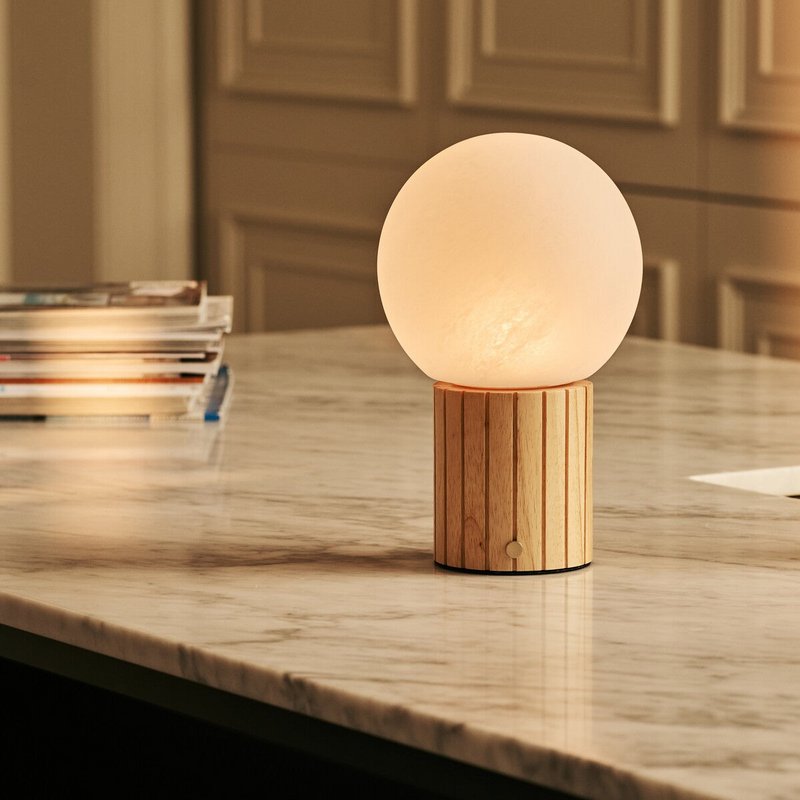 Nadine lysebrun genopladelig bordlampe