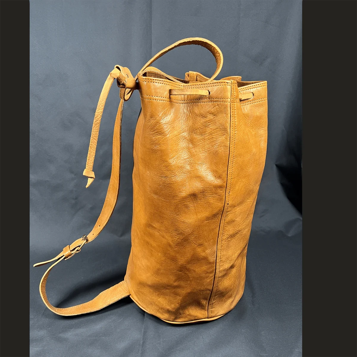 Borsone cilindrico in pelle realizzato a mano - Serie Athlete & Voyager