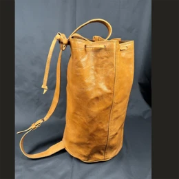 Handgefertigte zylindrische Reisetasche aus Leder – Die Athlete & Voyager-Serie