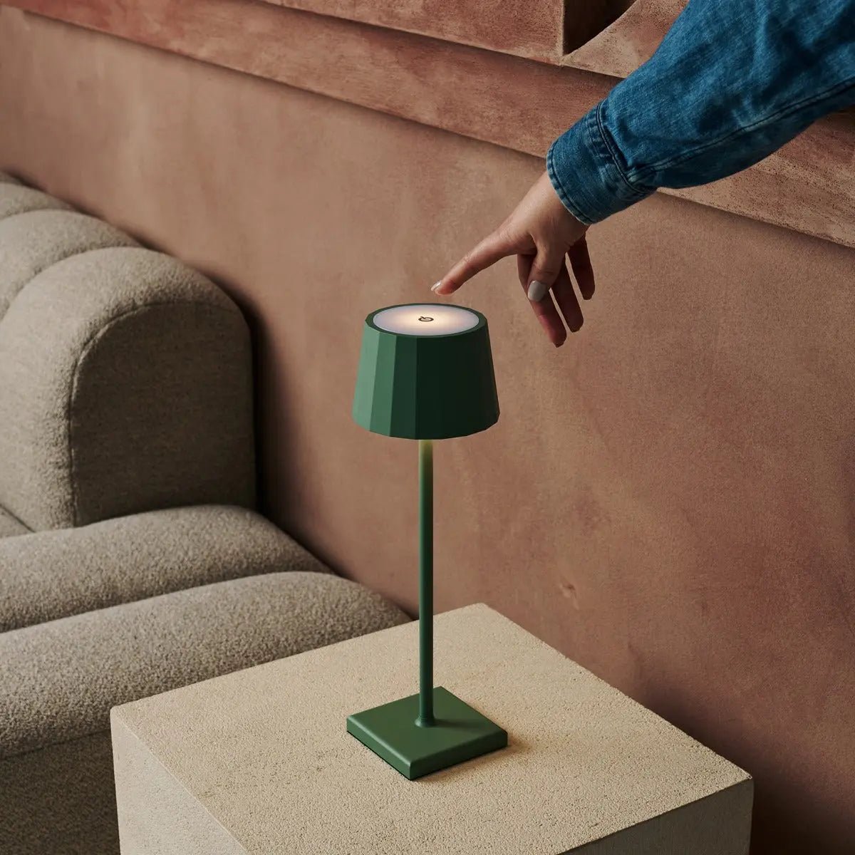 Kombi-Set Profi | 8 x Wouter Sage Green wiederaufladbare Tischlampen und Ladestation
