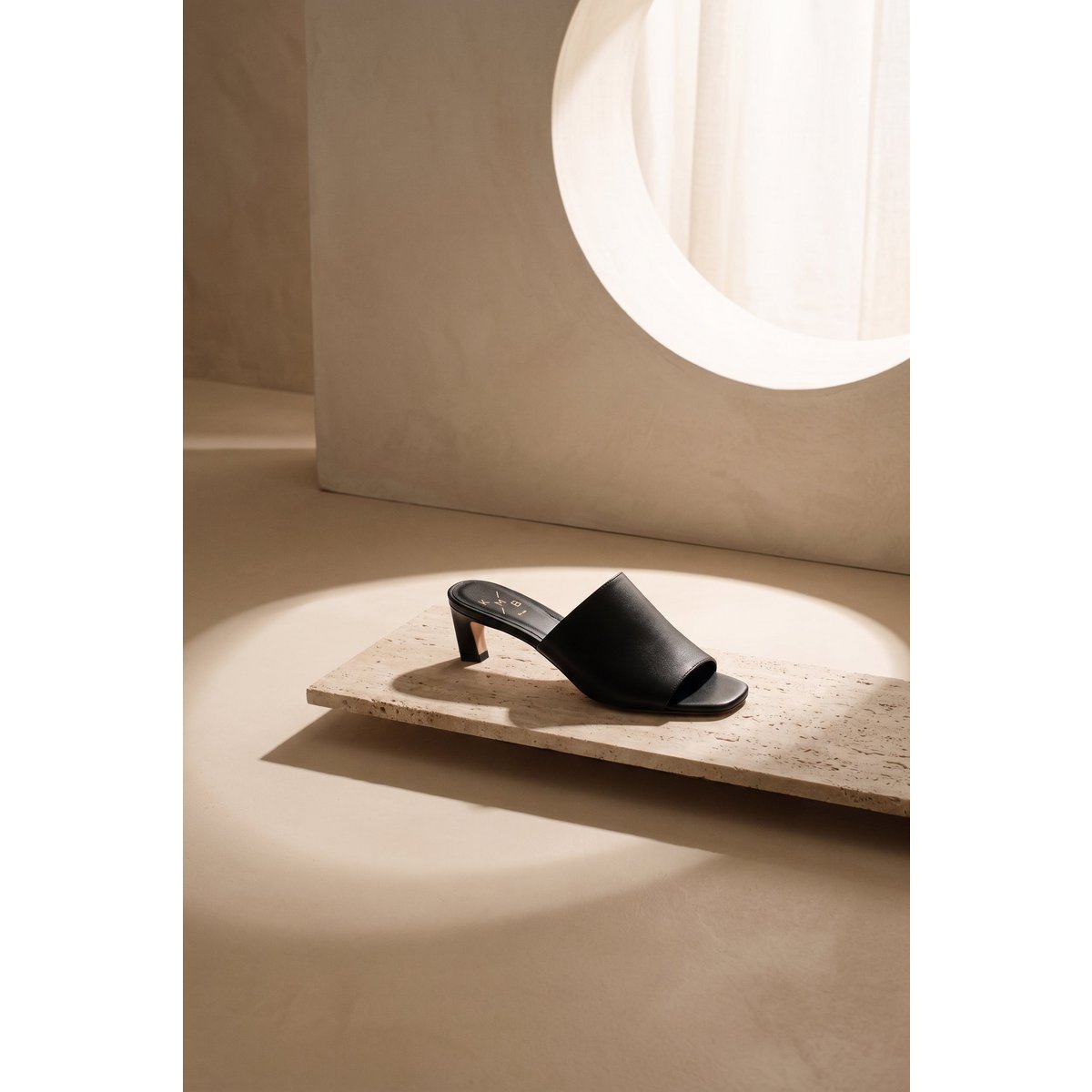 VIVIAN BLACK – Leder-Mules mit diagonalem Kitten-Heel