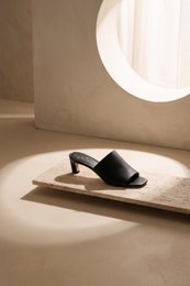 VIVIAN BLACK – Leder-Mules mit diagonalem Kitten-Heel