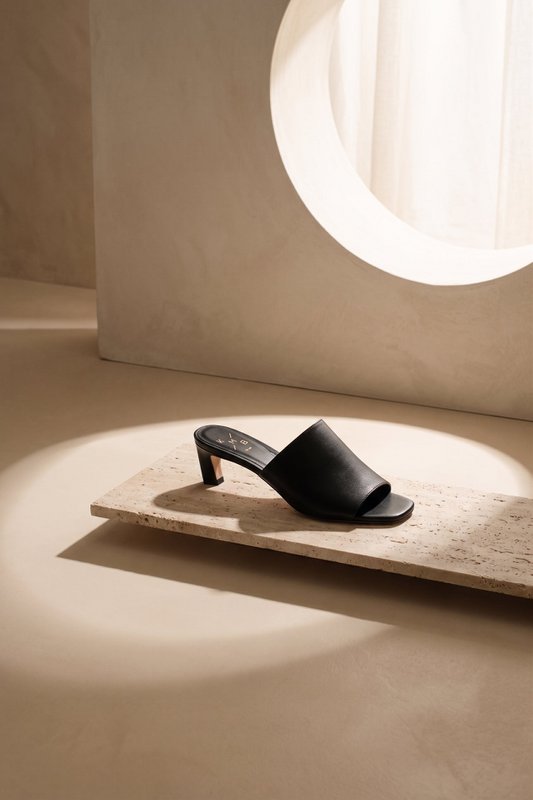 VIVIAN BLACK – Leder-Mules mit diagonalem Kitten-Heel