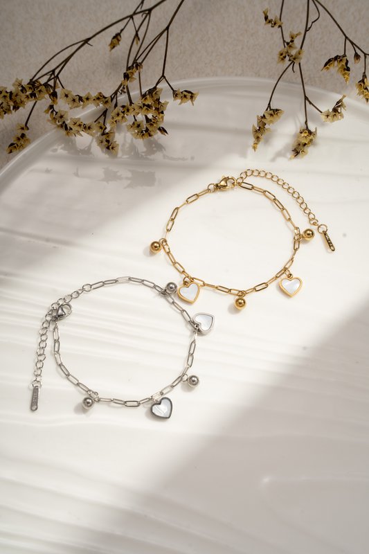 Bracelet à breloques cœur nacrés en acier