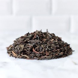 Formosa Lapsang Souchong tea, a smoky black tea with a distinctive flavor profile. Available in 90g and 400g packaging options.