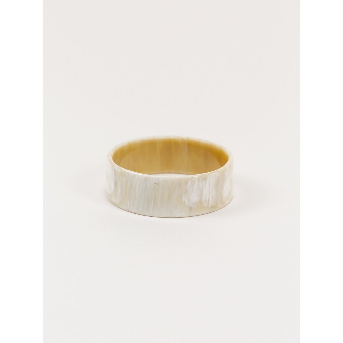 Fladt armbånd i blond horn