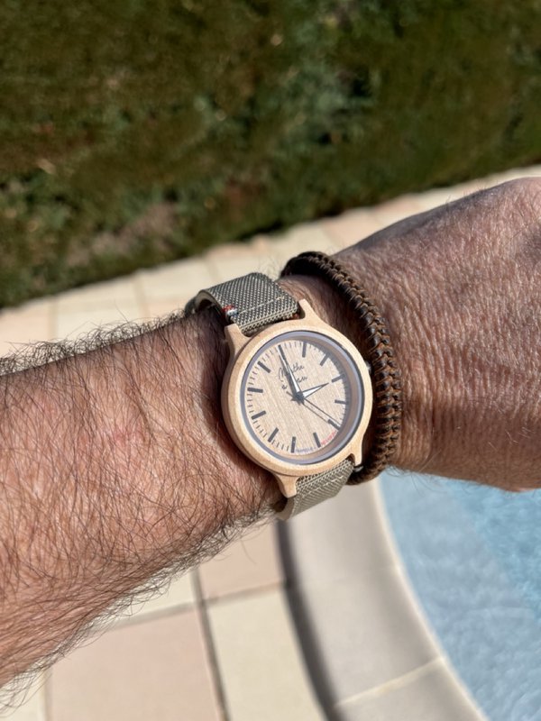 L'Érable ur med beige baggrund, beige stof og læderrem, Cockade Blå/hvid/rød