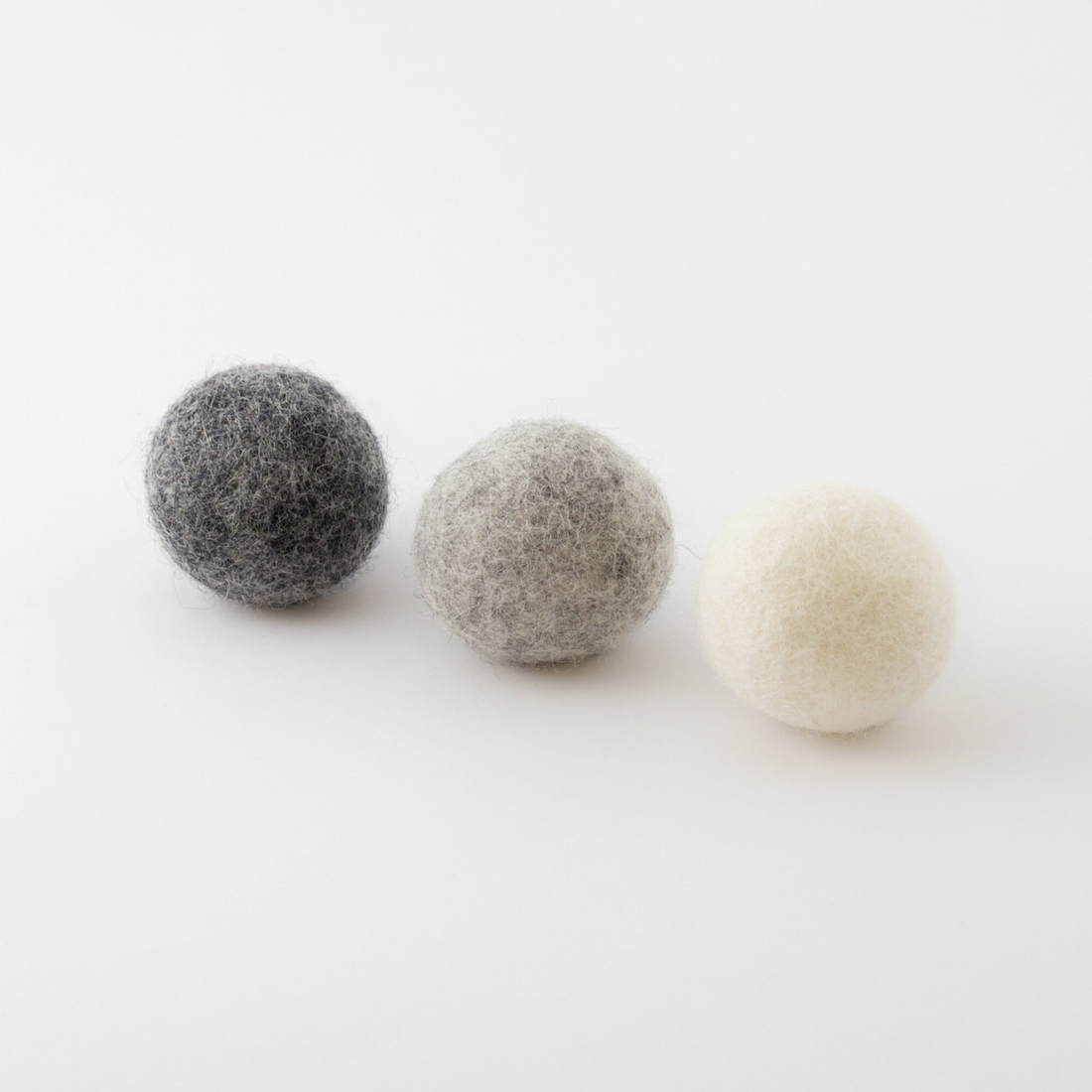 5 Wool balls for cats , the kitty toy set