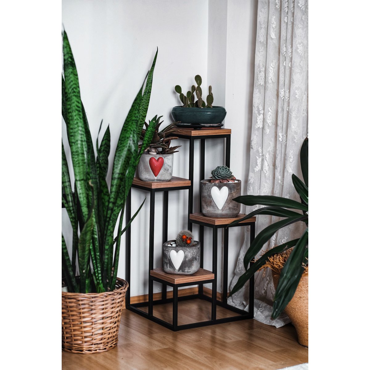 Metalen plantenrek met houten etageres van Naturn Living | Planten etagere | Kruidenrek | Bloemenrek binnen - buiten | Plantenstandaard | Plantenzuil | Mat zwart