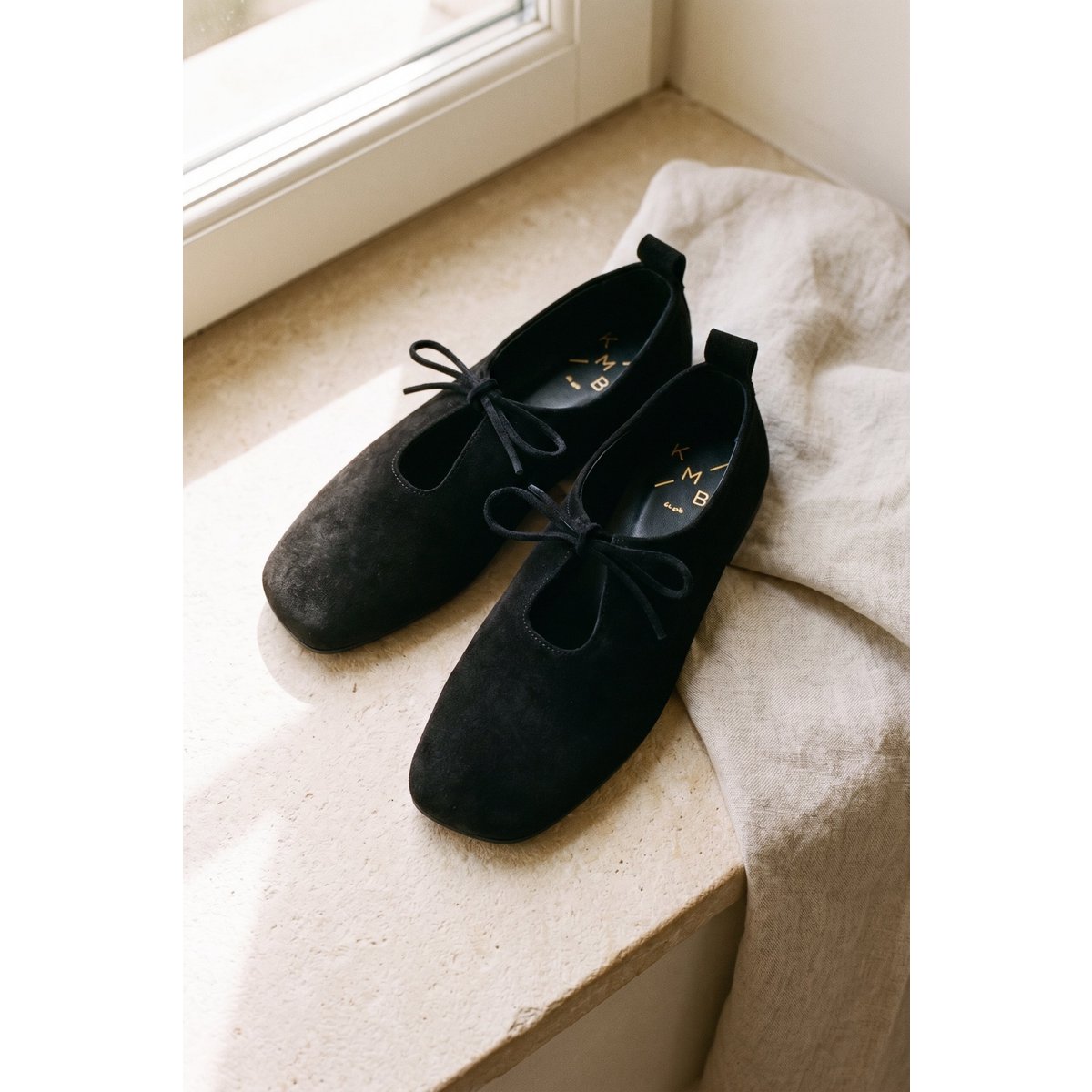 KATY BLACK – Ballerinas aus weichem Leder mit Schnürung vorne