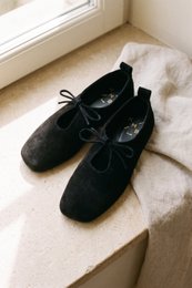 KATY BLACK – Ballerinas aus weichem Leder mit Schnürung vorne