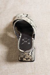 MOMMY OFF WHITE – Klapki na obcasie z wytłoczonym wzorem węża