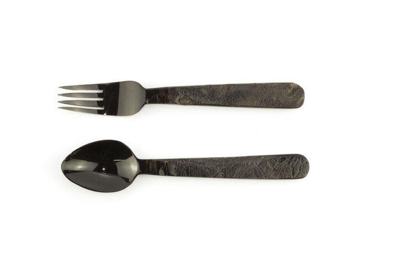 Petits couverts plats en corne noire brute