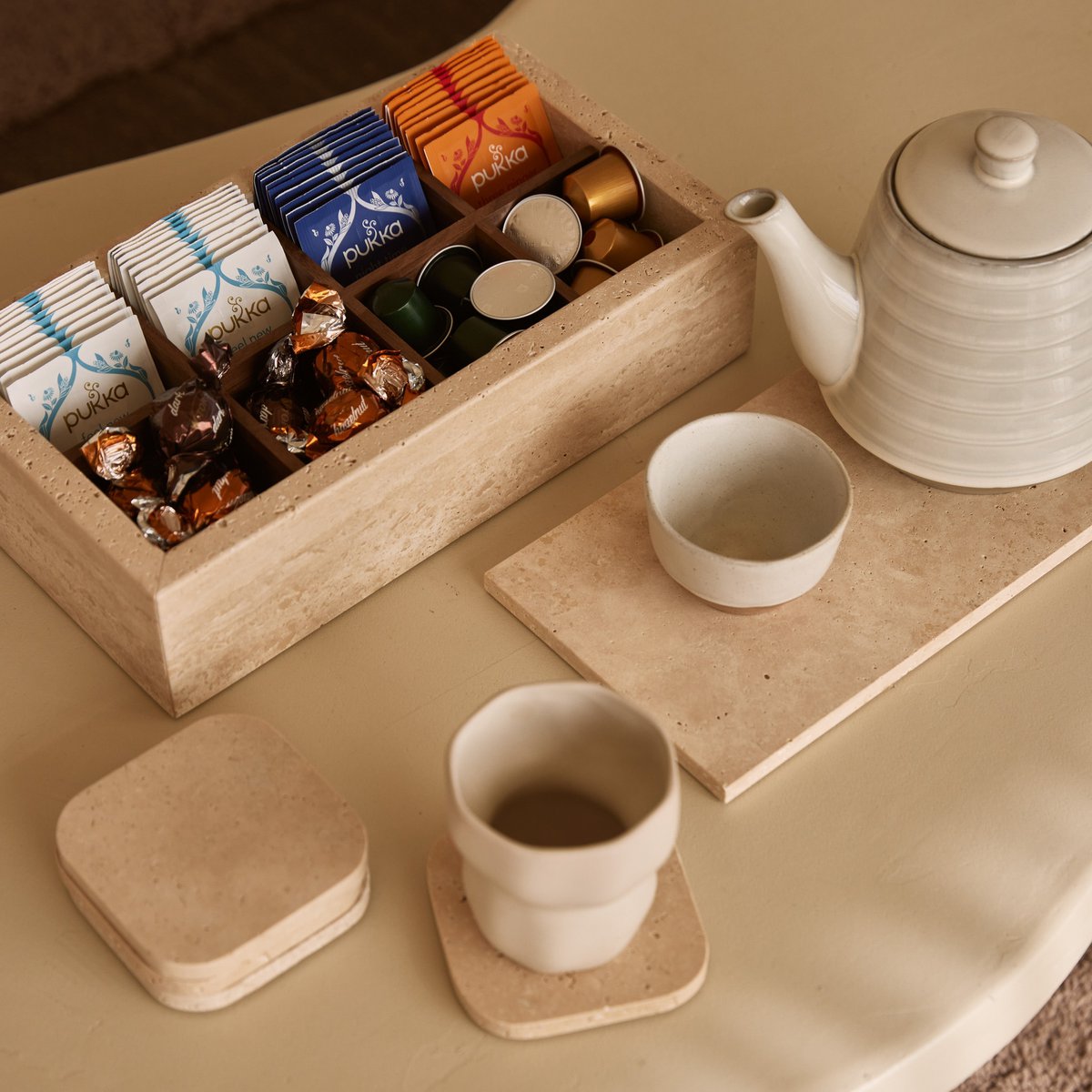 Trawertynowy organizer o wymiarach 32,5x17,5x8cm