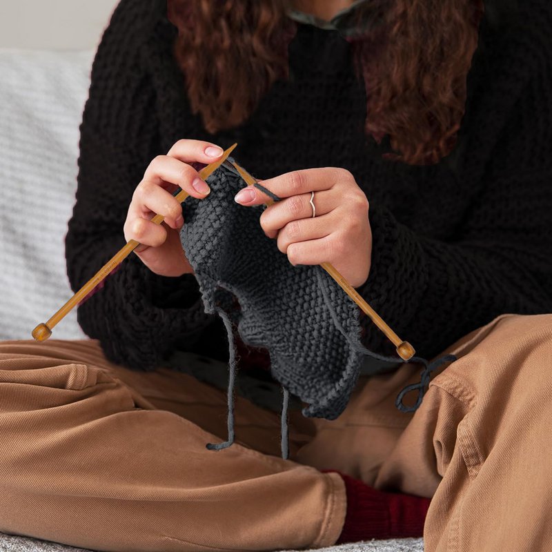 NEEDLE IT® Kit Tricot bonnet complet gris - Bonnet en laine à tricoter soi-même pour enfant et adulte - Kit complet avec aiguilles, pelotes et notice - Laine française (Gris)