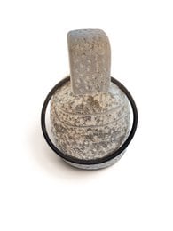 V.l24 Türstopper aus Stein mit Ring aus gealtertem Eisen