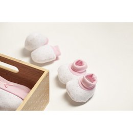 SET 4 STUKS (MUTS+HANDSCHOENEN+SLABBER+SOKKEN) VOOR NIEUWBORGEN (0-6 MAANDEN) - 100% KATOEN - MOD. ROZE