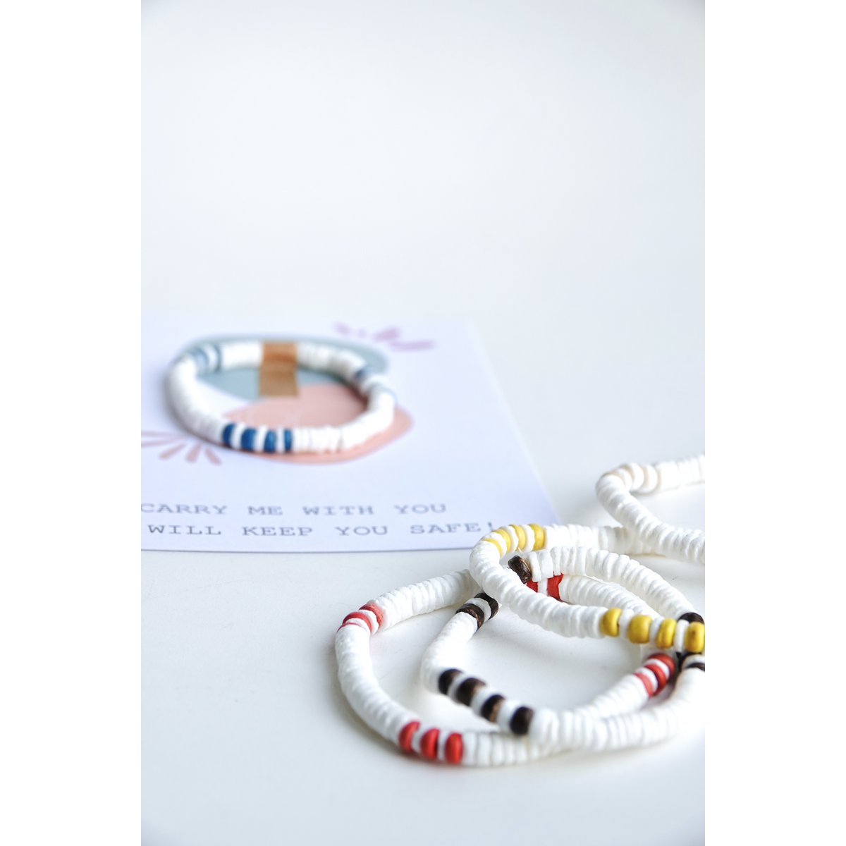 Handgefertigtes Armband aus geschliffenen Muscheln