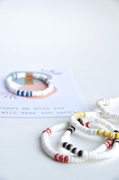 Handgefertigtes Armband aus geschliffenen Muscheln