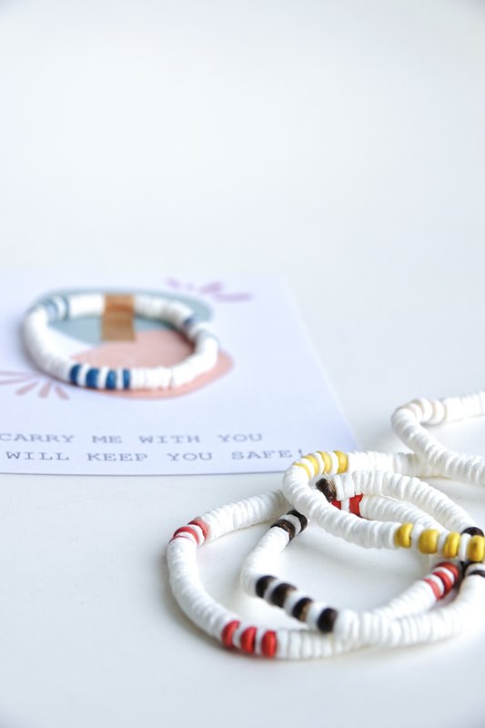 Handgefertigtes Armband aus geschliffenen Muscheln