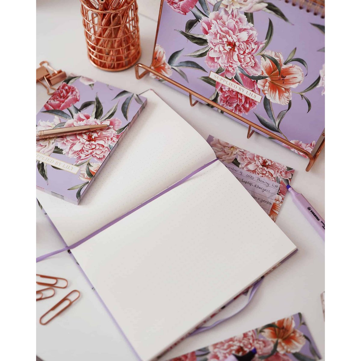 Bullet Journal in luxuriösen lila Blumen