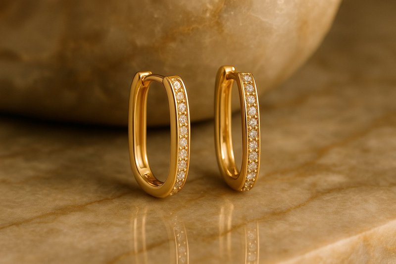 Rektangulære øreringe dame guld med zirkonia bøjler — øreringe vandtæt rustfrit stål 2 cm — Lundholm Mila gaveæske