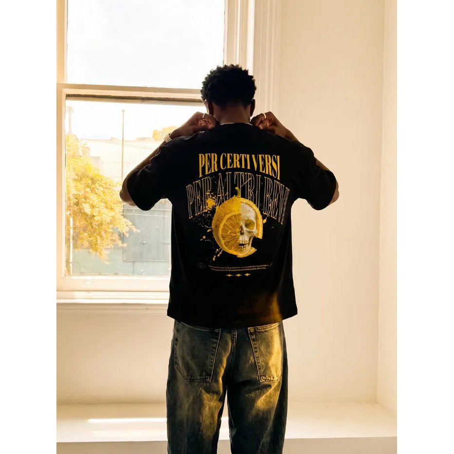 T-shirt Nera Boxy Fit 200gsm "Per Certi Versi" Back Print | Horda® Lemon Skull
