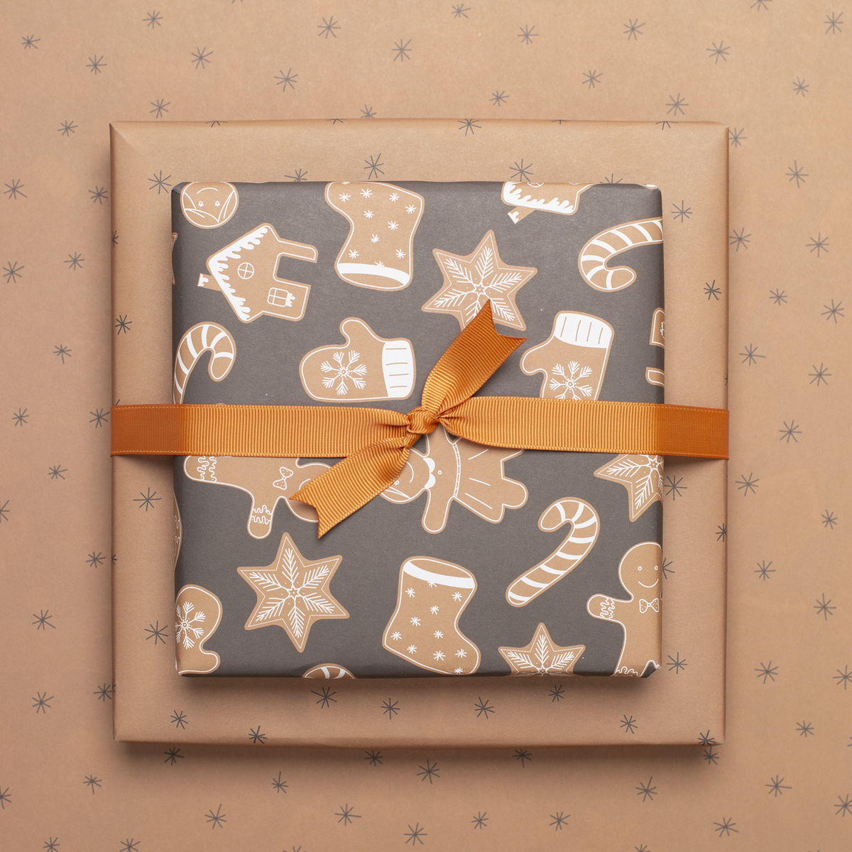Papel de regalo de doble cara Navidad "pan de jengibre" Galletas navideñas en color beige y marrón fabricado con papel 100% reciclado