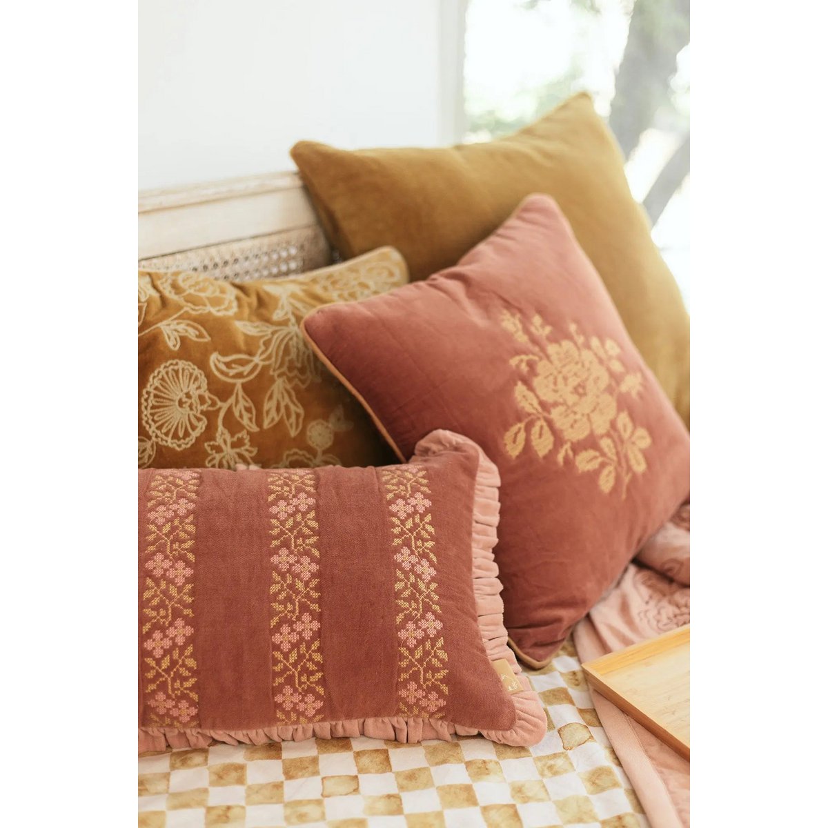 Pudebetræk | Camellia Rabarber Cross Stitch Pudebetræk fra Sanctuary Living