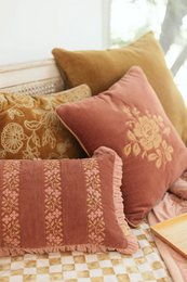 Pudebetræk | Camellia Rabarber Cross Stitch Pudebetræk fra Sanctuary Living