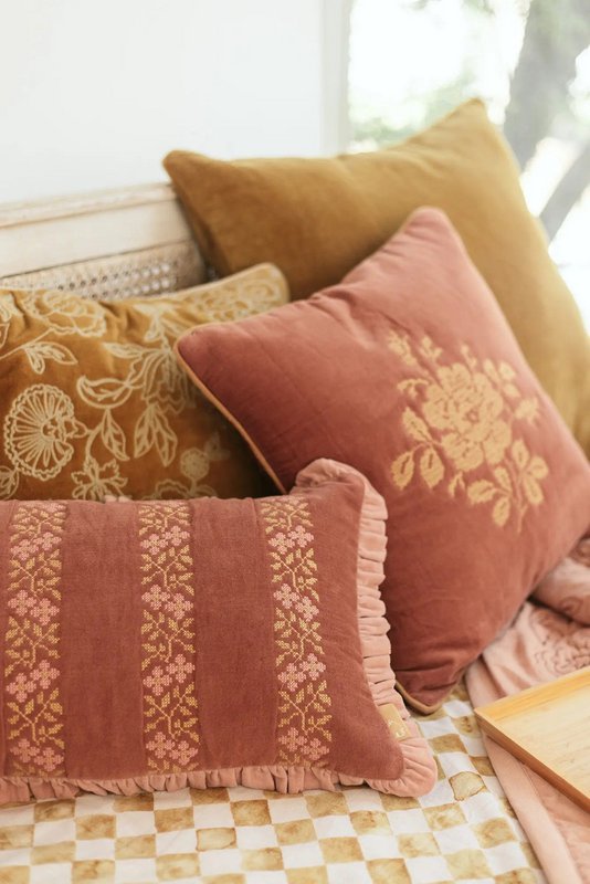 Pudebetræk | Camellia Rabarber Cross Stitch Pudebetræk fra Sanctuary Living